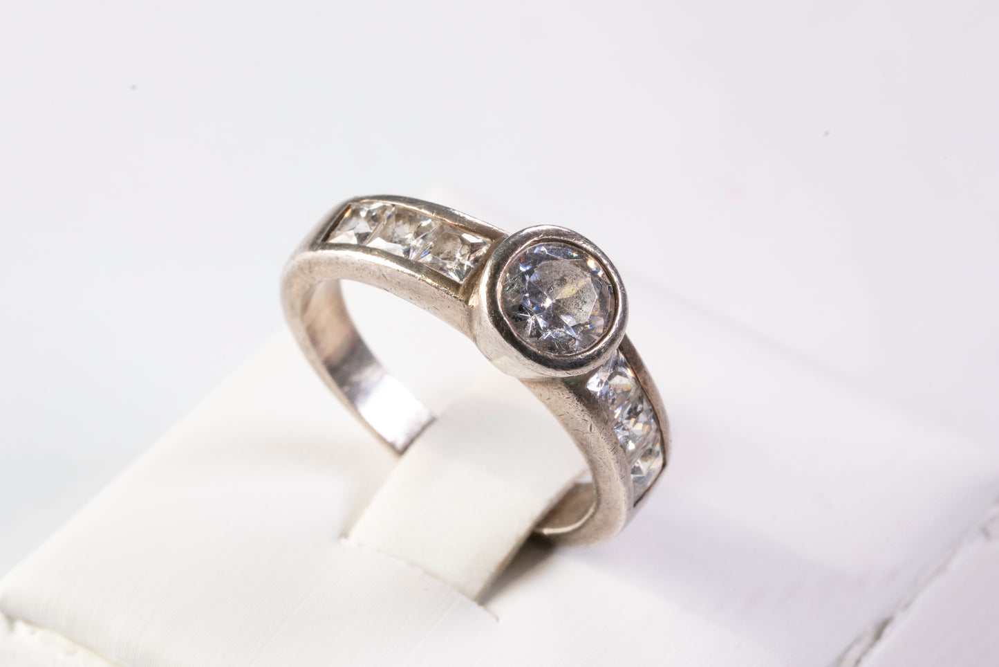 Bague Solitaire Accompagné en Argent et Oxydes de Zirconium, Serti Clos et Rail