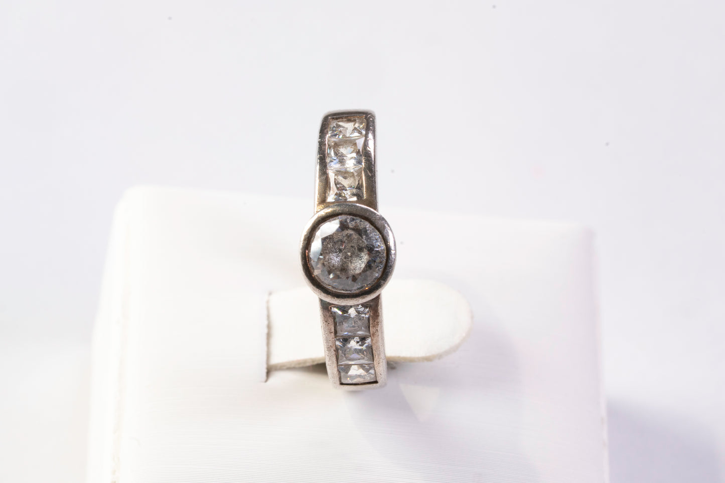 Bague Solitaire Accompagné en Argent et Oxydes de Zirconium, Serti Clos et Rail
