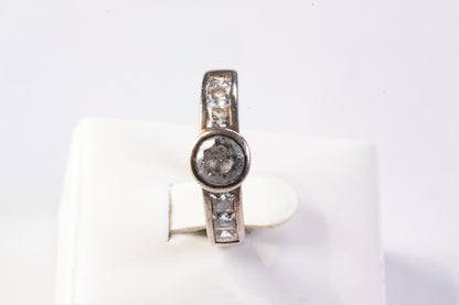 Bague Solitaire Accompagné en Argent et Oxydes de Zirconium, Serti Clos et Rail