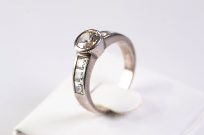 Bague Solitaire Accompagné en Argent et Oxydes de Zirconium, Serti Clos et Rail