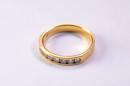 Alliance Demi-Tour Fine en Or 18k et Diamants Pavés