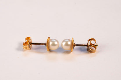 Boucles d'Oreilles Puces Or Jaune 18K et Perles de Culture Coupelle Cannelée