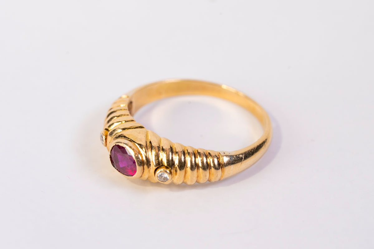 Bague Godronnée en Or Jaune 18k, Rubis Oval et Diamants