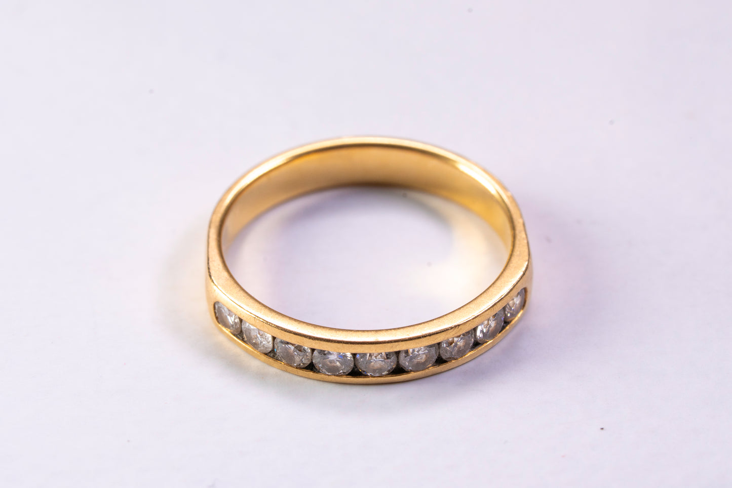 Alliance Demi-Tour Fine en Or 18k et Diamants Pavés