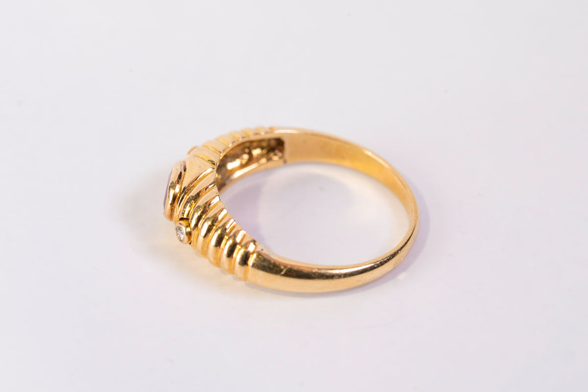 Bague Godronnée en Or Jaune 18k, Rubis Oval et Diamants