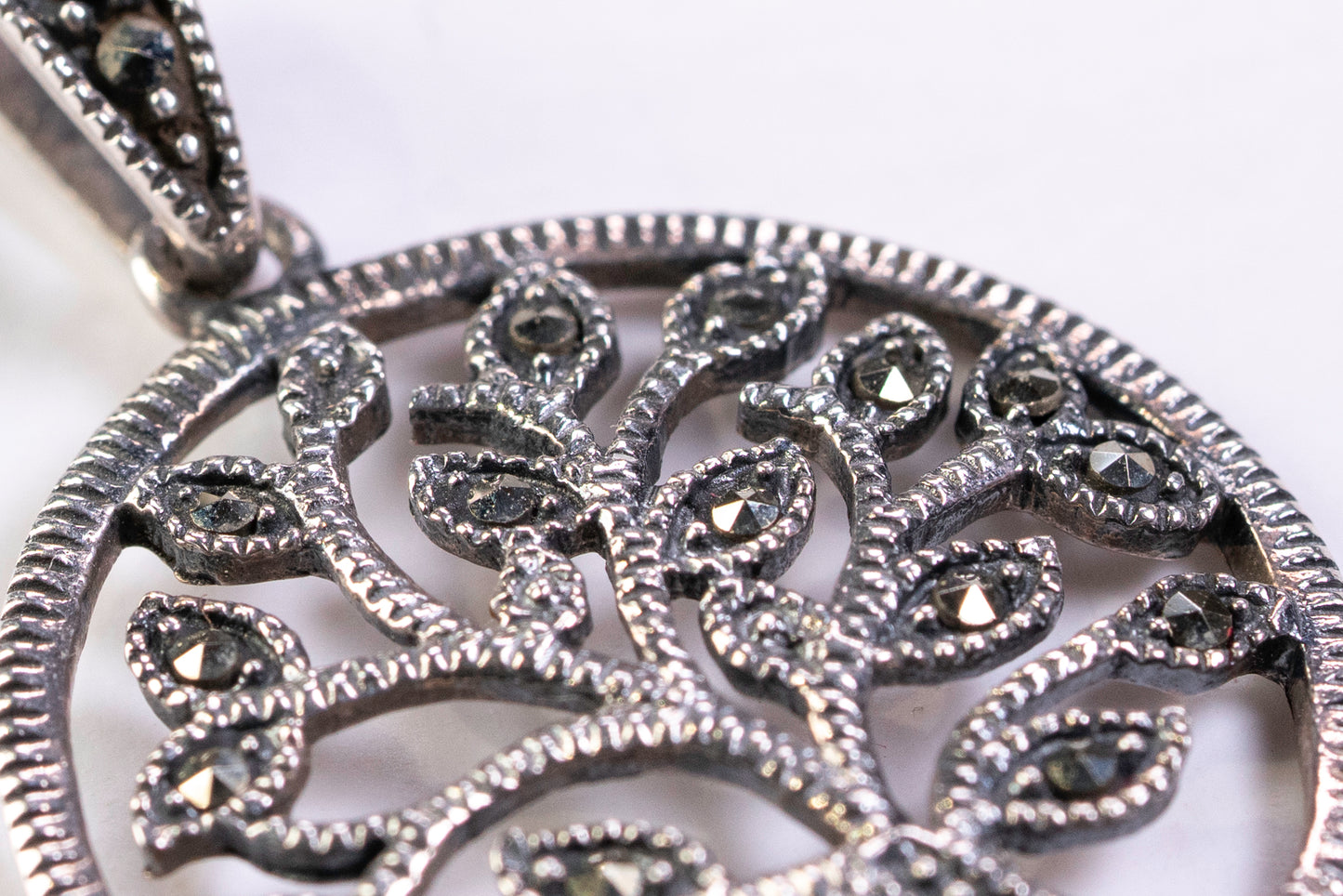 Pendentif Arbre de Vie Circulaire en Argent Vieilli et Marcassites