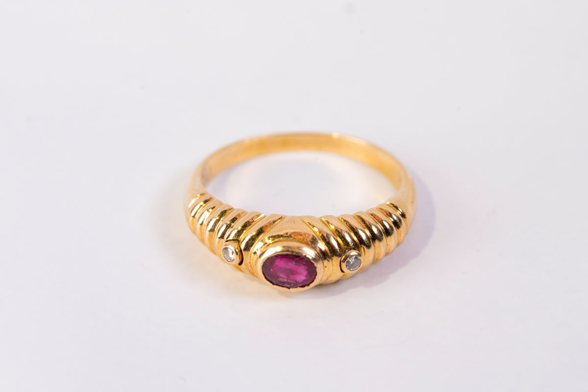 Bague Godronnée en Or Jaune 18k, Rubis Oval et Diamants