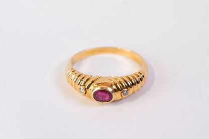 Bague Godronnée en Or Jaune 18k, Rubis Oval et Diamants