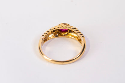 Bague Godronnée en Or Jaune 18k, Rubis Oval et Diamants