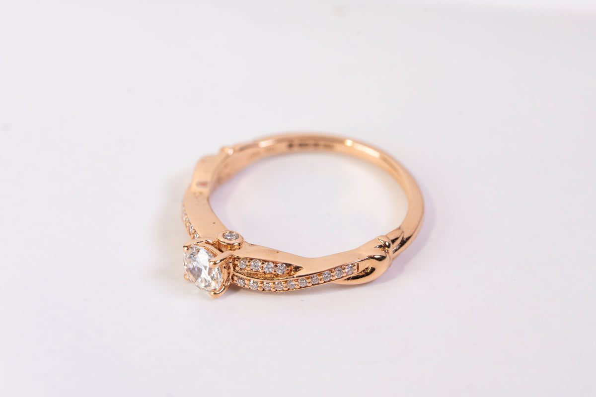 Solitaire Accompagné en Or Rose 18k et Diamants