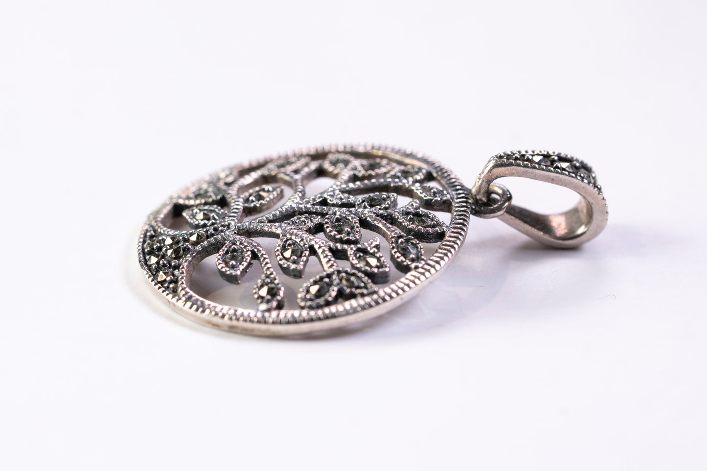 Pendentif Arbre de Vie Circulaire en Argent Vieilli et Marcassites