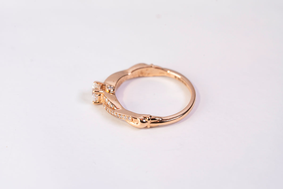 Solitaire Accompagné en Or Rose 18k et Diamants