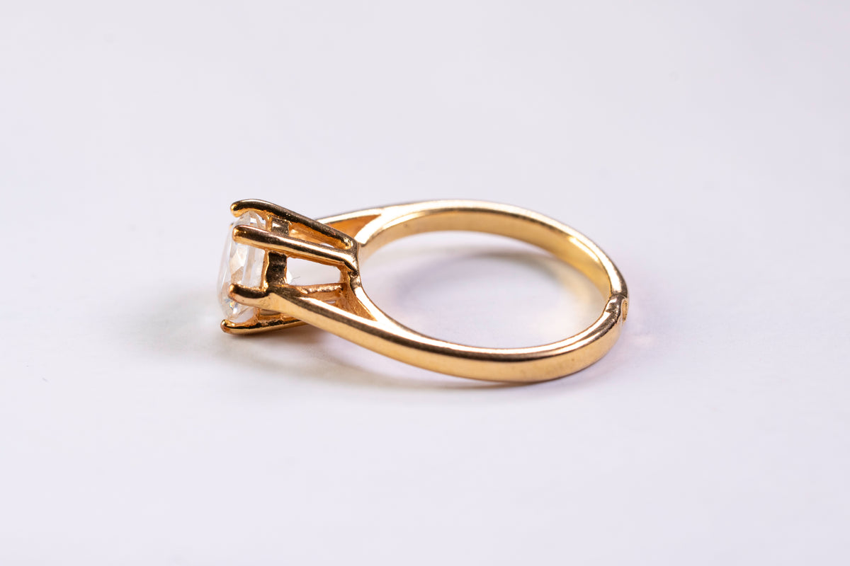 Bague Solitaire en Plaqué Or Jaune et Oxyde de Zirconium sur Chaton Élevé