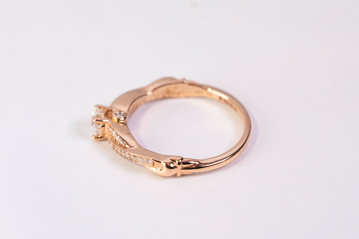 Solitaire Accompagné en Or Rose 18k et Diamants