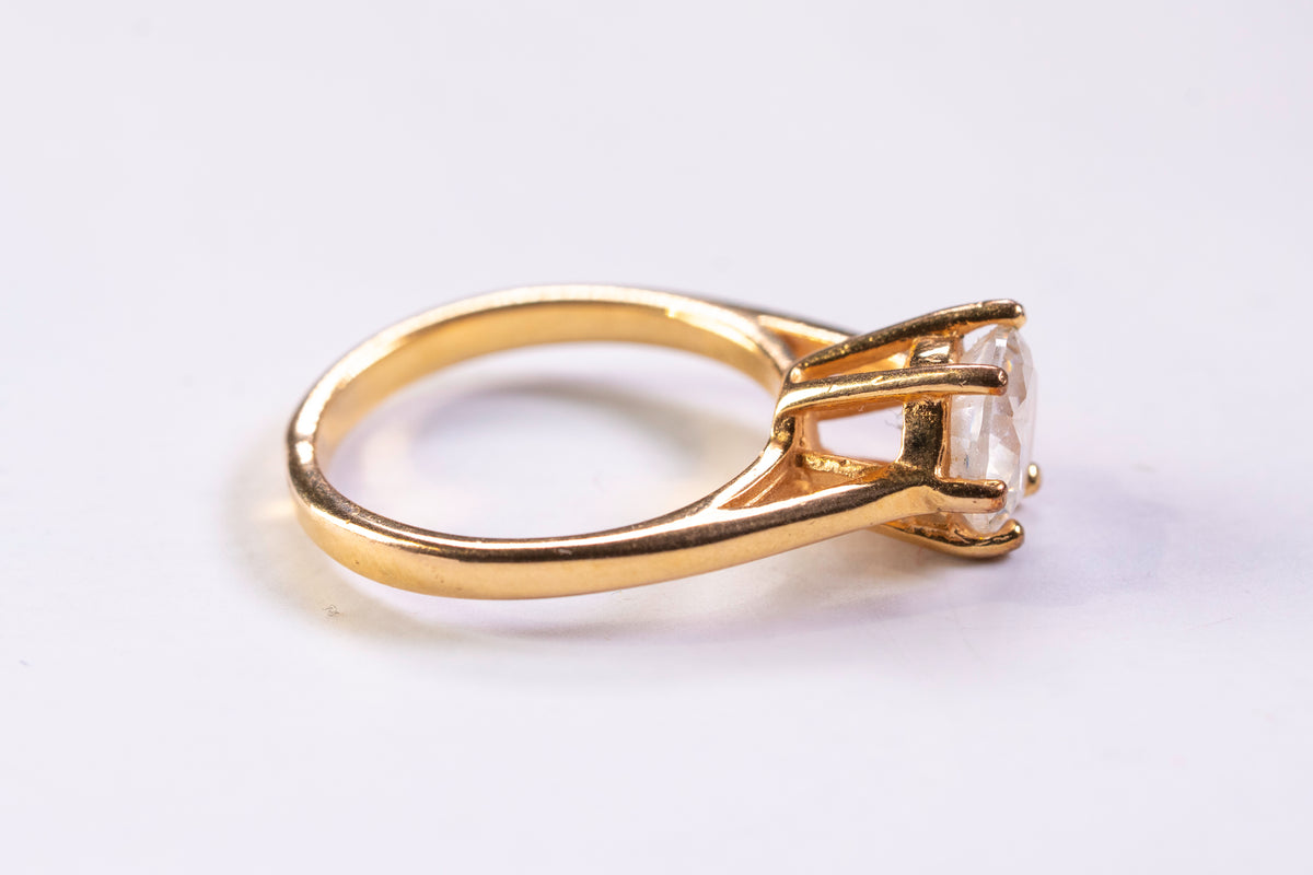 Bague Solitaire en Plaqué Or Jaune et Oxyde de Zirconium sur Chaton Élevé
