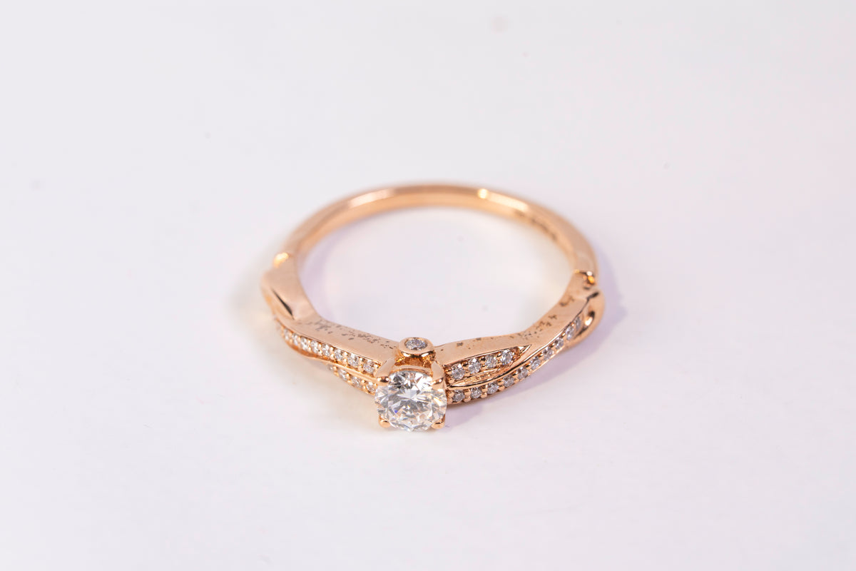 Solitaire Accompagné en Or Rose 18k et Diamants