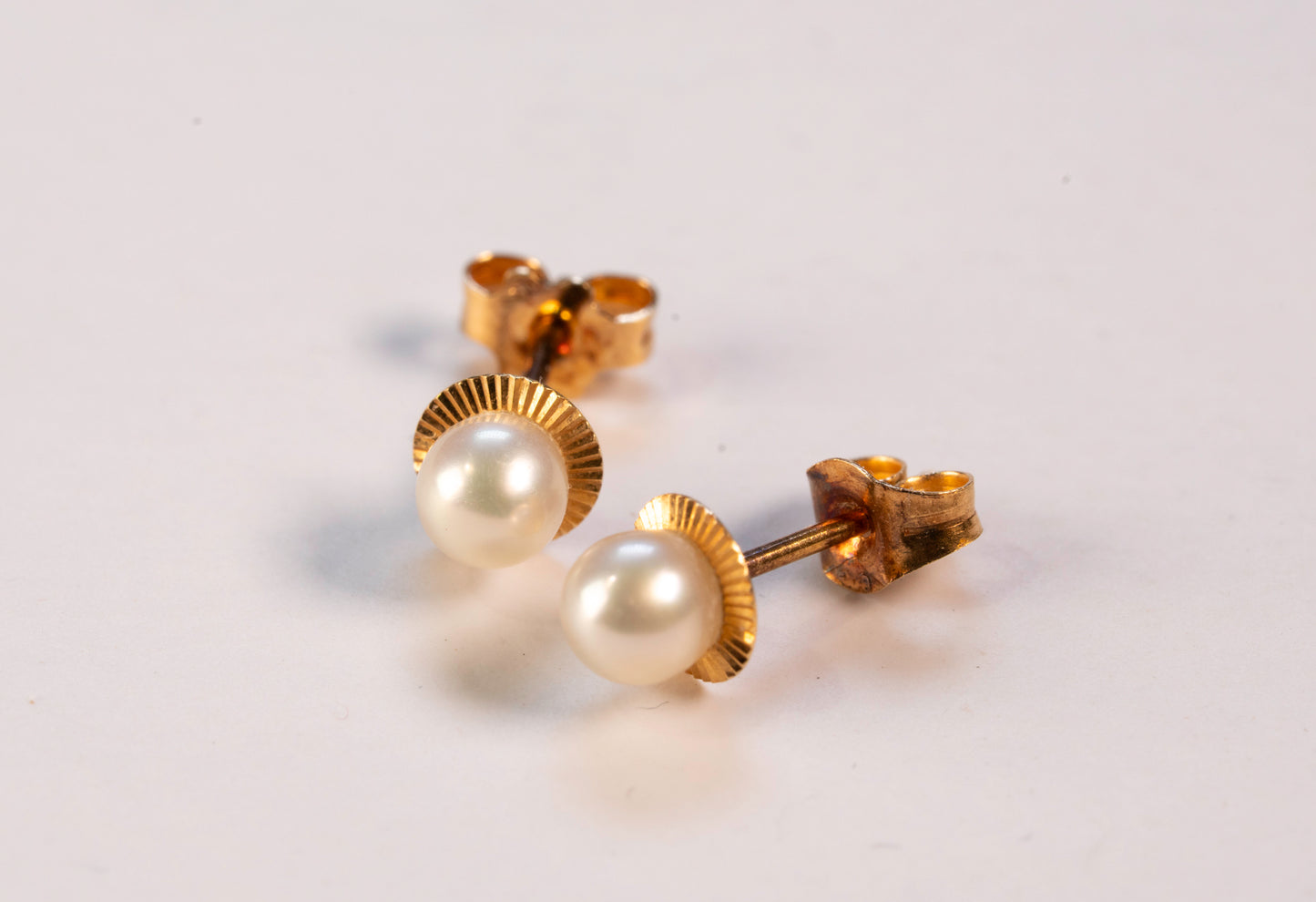 Boucles d'Oreilles Puces Or Jaune 18K et Perles de Culture Coupelle Cannelée