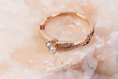 Solitaire Accompagné en Or Rose 18k et Diamants