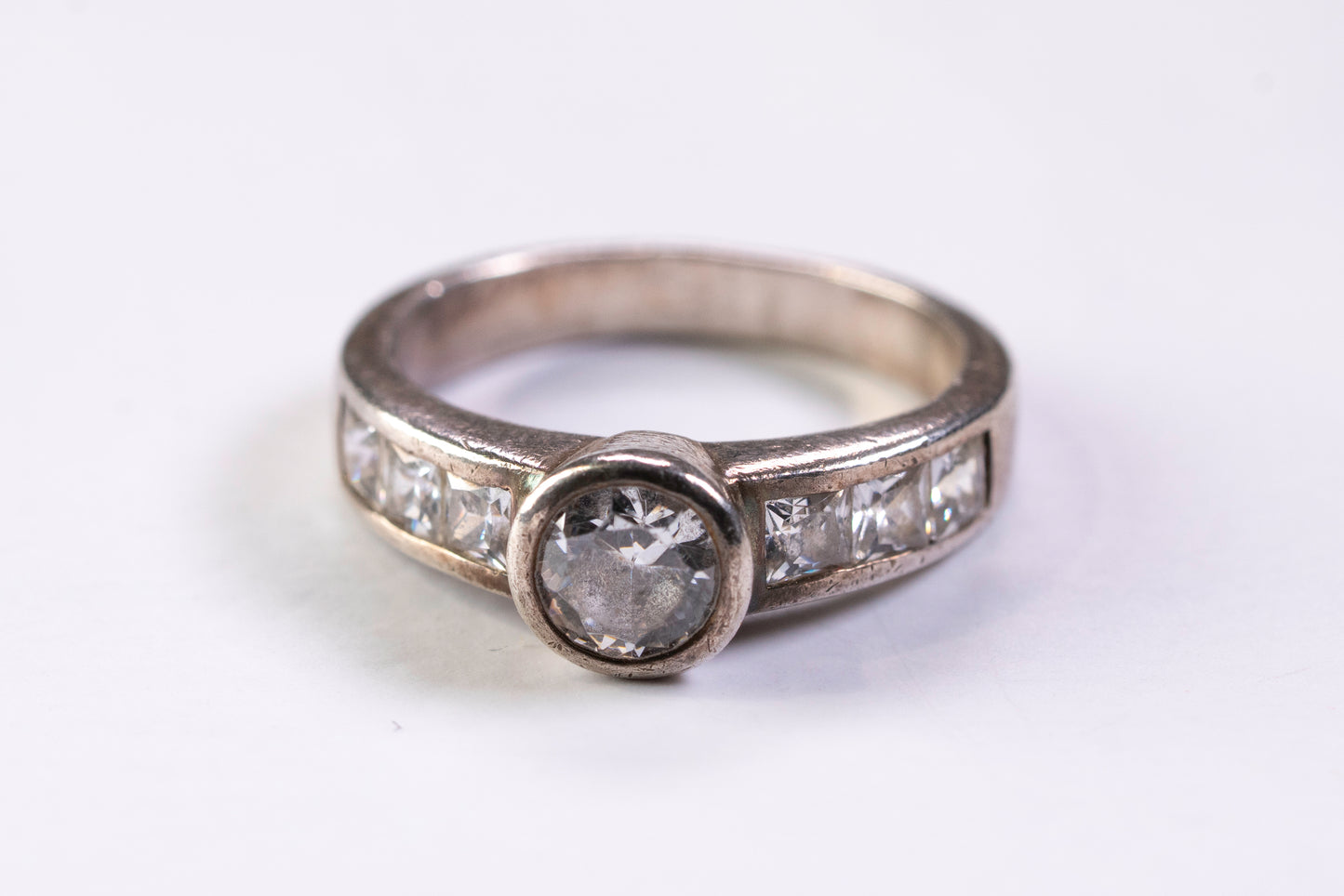 Bague Solitaire Accompagné en Argent et Oxydes de Zirconium, Serti Clos et Rail