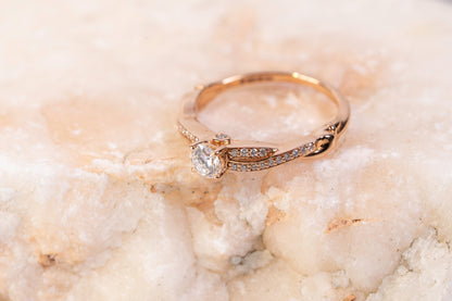 Solitaire Accompagné en Or Rose 18k et Diamants