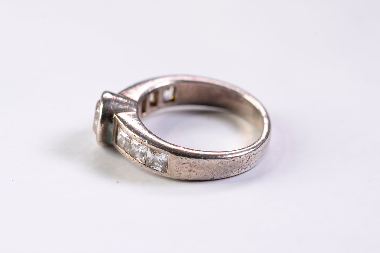 Bague Solitaire Accompagné en Argent et Oxydes de Zirconium, Serti Clos et Rail