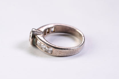 Bague Solitaire Accompagné en Argent et Oxydes de Zirconium, Serti Clos et Rail
