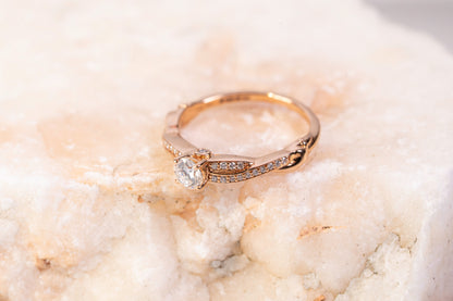 Solitaire Accompagné en Or Rose 18k et Diamants