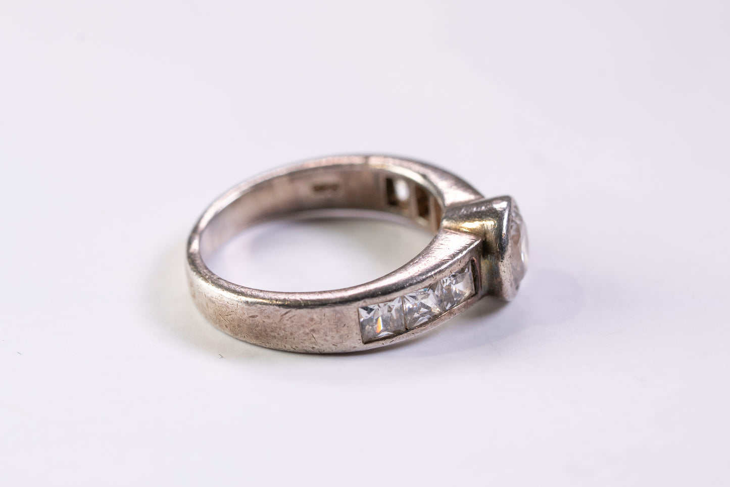 Bague Solitaire Accompagné en Argent et Oxydes de Zirconium, Serti Clos et Rail