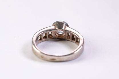 Bague Solitaire Accompagné en Argent et Oxydes de Zirconium, Serti Clos et Rail