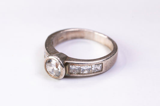 Bague Solitaire Accompagné en Argent et Oxydes de Zirconium, Serti Clos et Rail