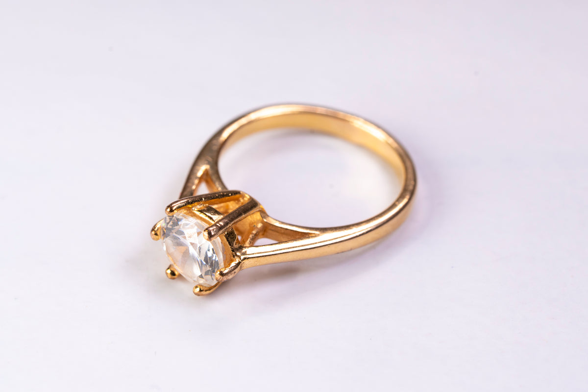 Bague Solitaire en Plaqué Or Jaune et Oxyde de Zirconium sur Chaton Élevé