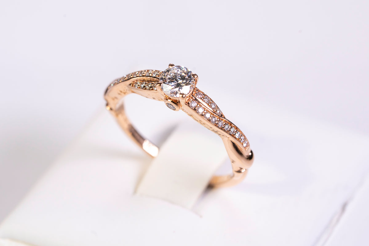 Solitaire Accompagné en Or Rose 18k et Diamants