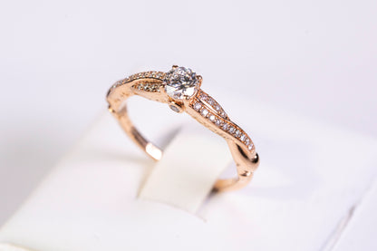 Solitaire Accompagné en Or Rose 18k et Diamants