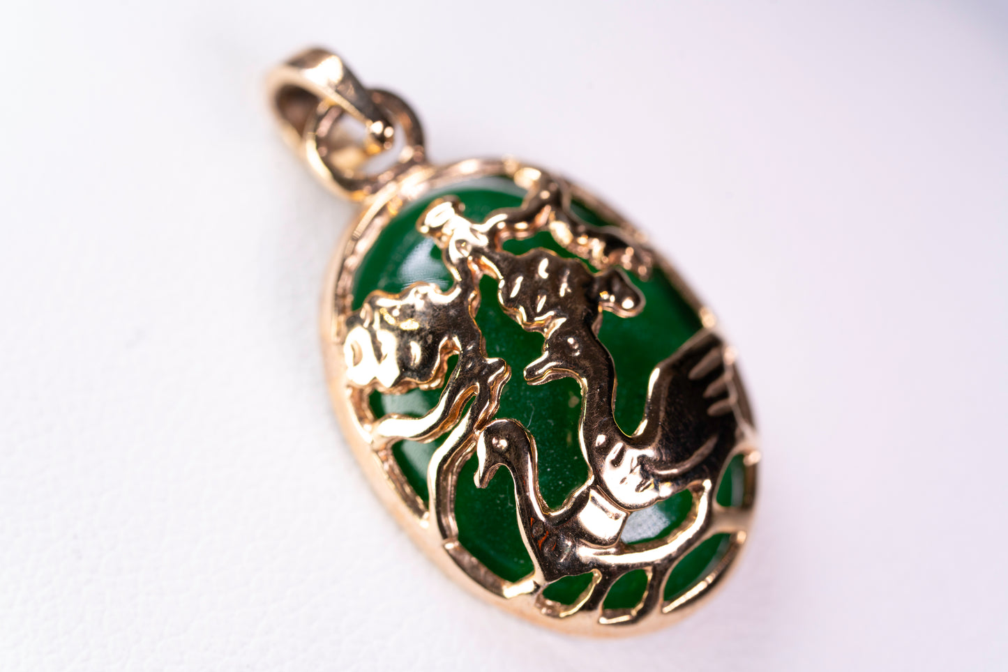 Pendentif Oval en plaqué or et Cabochon de Jade Vert