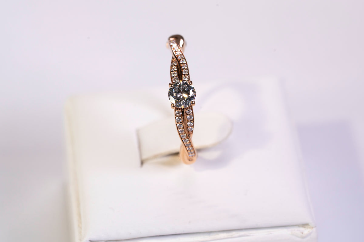 Solitaire Accompagné en Or Rose 18k et Diamants